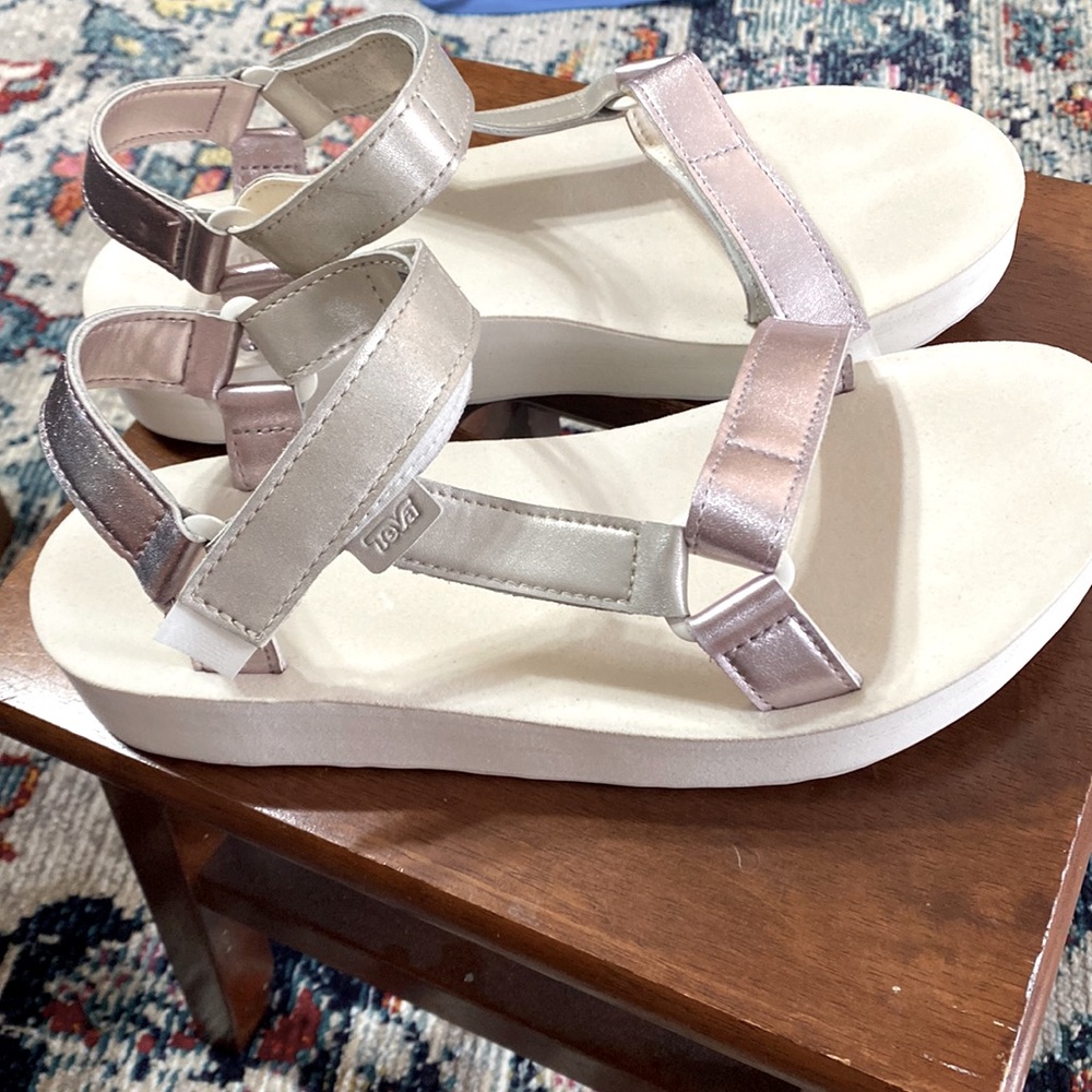 PRICE FIRM! Teva - Pearl Midform Universal Shimmer SIZE 10